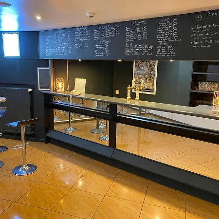 Logis Restaurant Des Acacias Lille En Ferrain Hotell Neuville-en-Ferrain