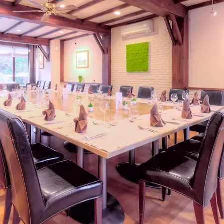 Logis Restaurant Des Acacias Lille En Ferrain 3*