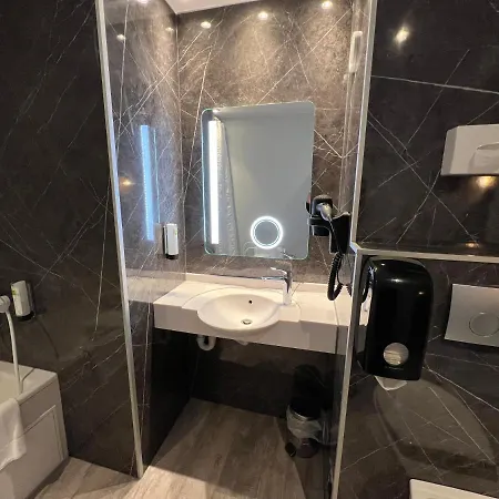 Hotell Logis Restaurant Des Acacias Lille En Ferrain 3*