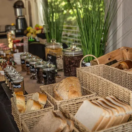 Logis Restaurant Des Acacias Lille En Ferrain Hotell Neuville-en-Ferrain