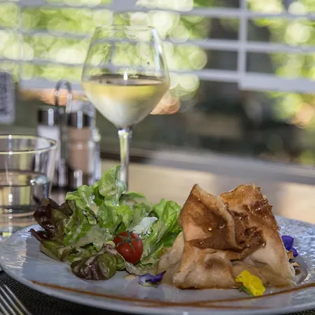 Logis Restaurant Des Acacias Lille En Ferrain 3*