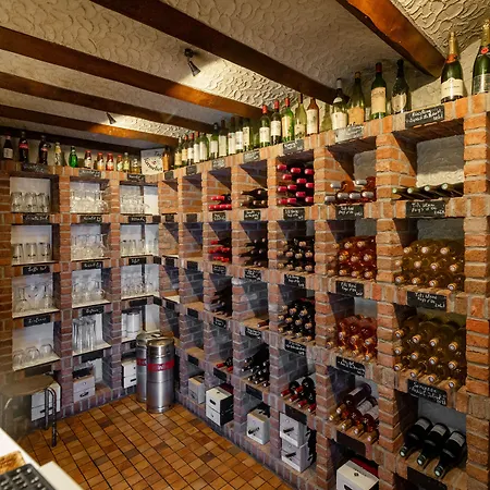 Logis Des Acacias Lille En Ferrain, Restaurant L'acacias Gourmand מלון