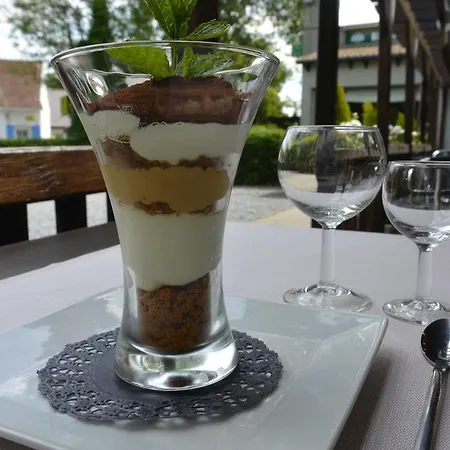 Logis Restaurant Des Acacias Lille En Ferrain 3*
